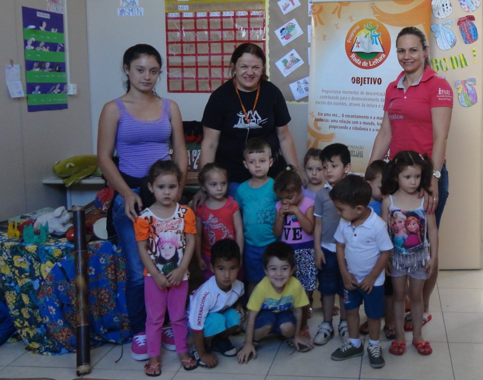 Crianças e professores participam de atividade de forma lúdica com a contação de histórias