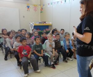 Crianças e professores participam de atividade de forma lúdica com a contação de histórias