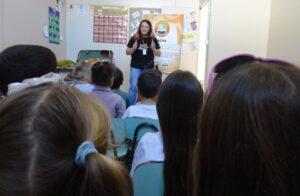 Crianças e professores participam de atividade de forma lúdica com a contação de histórias