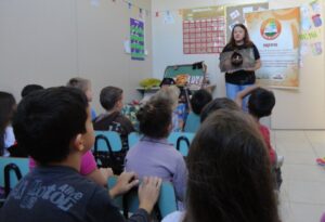 Crianças e professores participam de atividade de forma lúdica com a contação de histórias