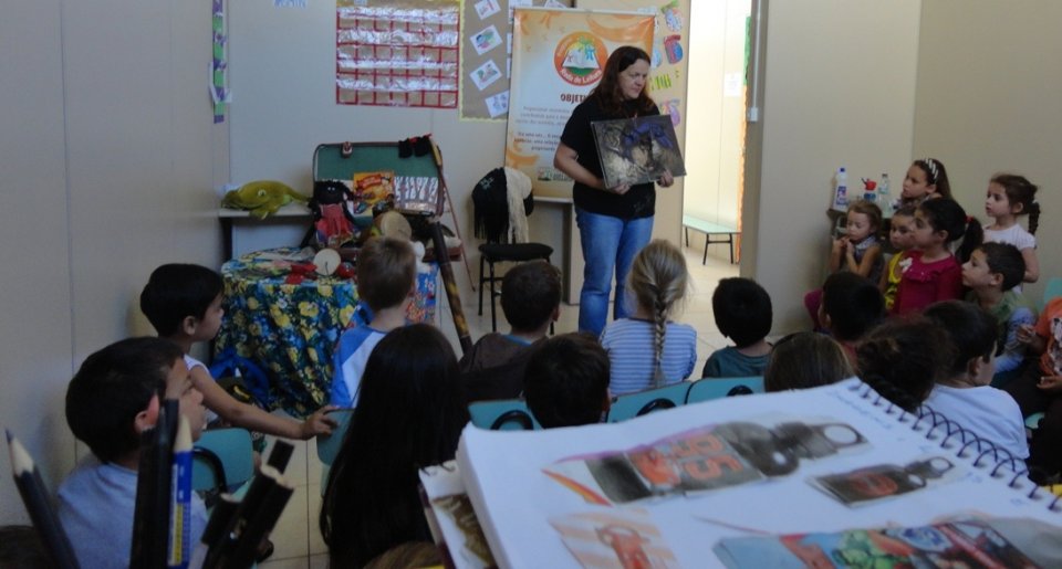 Crianças e professores participam de atividade de forma lúdica com a contação de histórias