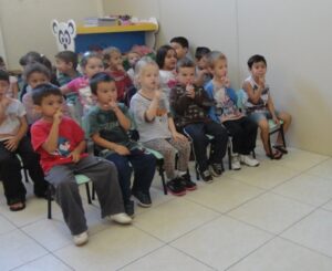 Crianças e professores participam de atividade de forma lúdica com a contação de histórias