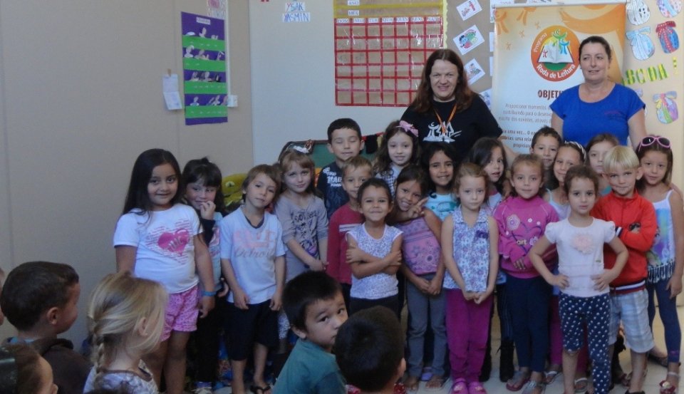 Crianças e professores participam de atividade de forma lúdica com a contação de histórias