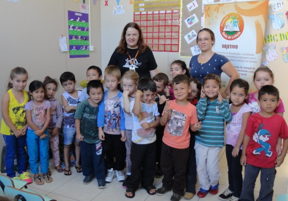 Crianças e professores participam de atividade de forma lúdica com a contação de histórias