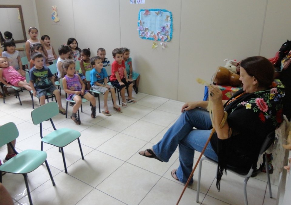 Crianças e professores participam de atividade de forma lúdica com a contação de histórias