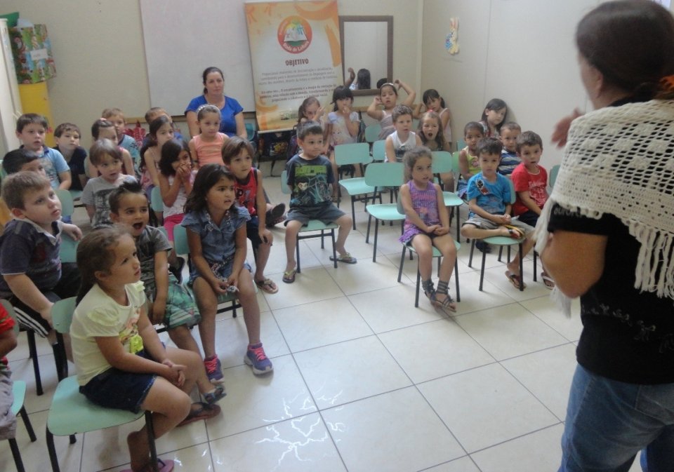 Crianças e professores participam de atividade de forma lúdica com a contação de histórias