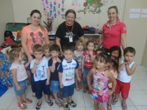 Crianças e professores participam de atividade de forma lúdica com a contação de histórias