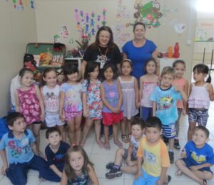 Crianças e professores participam de atividade de forma lúdica com a contação de histórias