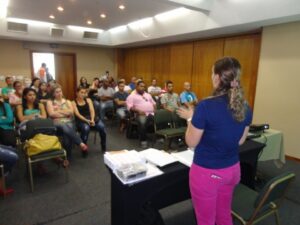 A Turminha da Reciclagem realiza treinamento sobre a reciclagem com promotores de venda