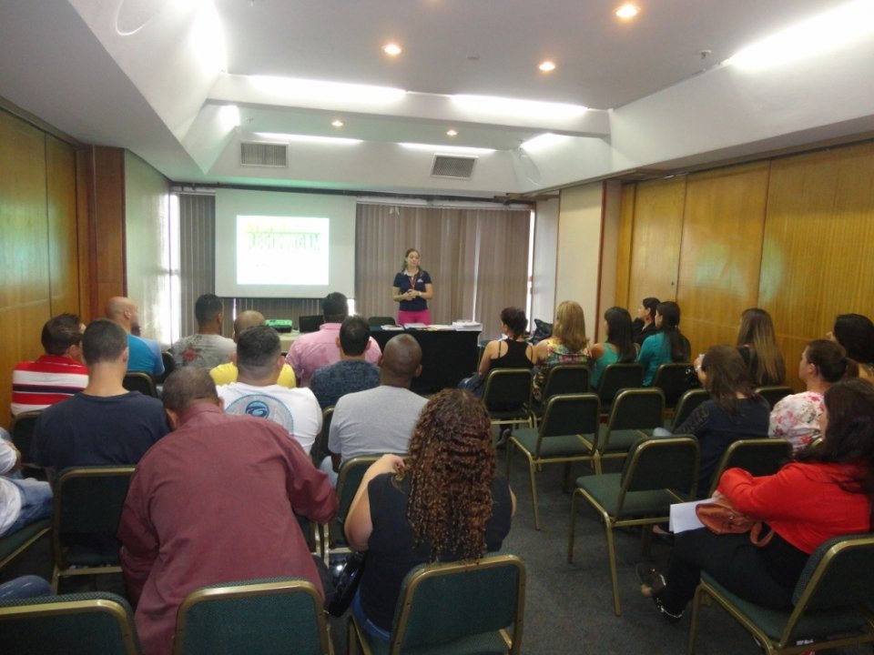 A Turminha da Reciclagem realiza treinamento sobre a reciclagem com promotores de venda
