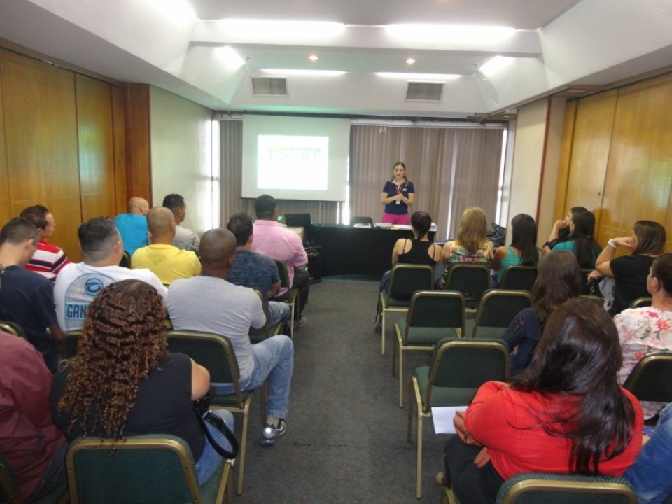 A Turminha da Reciclagem realiza treinamento sobre a reciclagem com promotores de venda