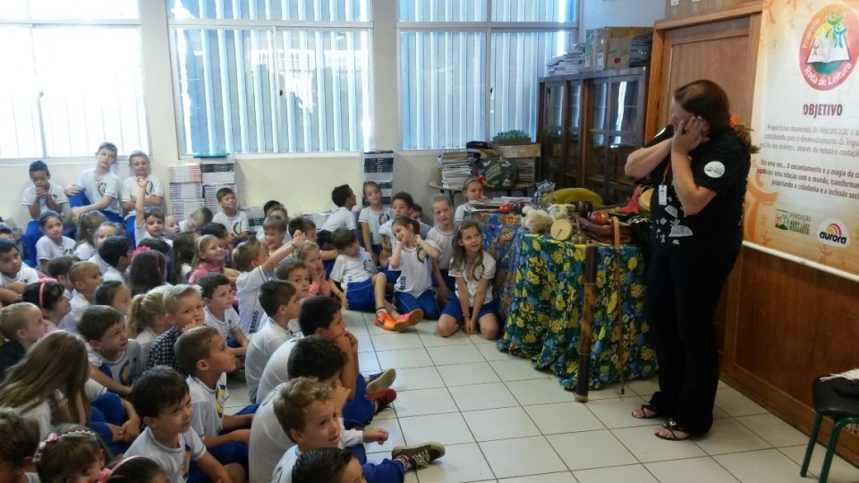 Ouvindo histórias pode-se viajar não apenas para outros países, mas também no passado, no futuro..