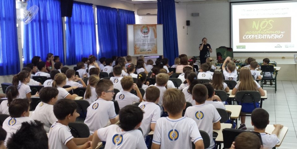 Ouvindo histórias pode-se viajar não apenas para outros países, mas também no passado, no futuro..