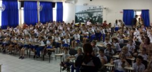 Ouvindo histórias pode-se viajar não apenas para outros países, mas também no passado, no futuro..