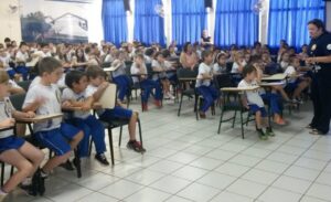 Ouvindo histórias pode-se viajar não apenas para outros países, mas também no passado, no futuro..