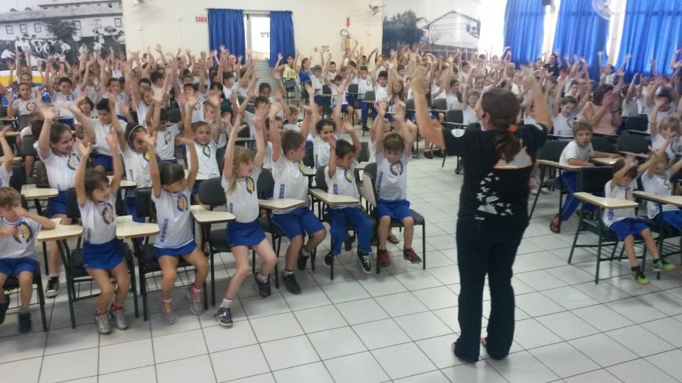 Ouvindo histórias pode-se viajar não apenas para outros países, mas também no passado, no futuro..