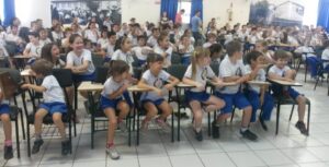 Ouvindo histórias pode-se viajar não apenas para outros países, mas também no passado, no futuro..