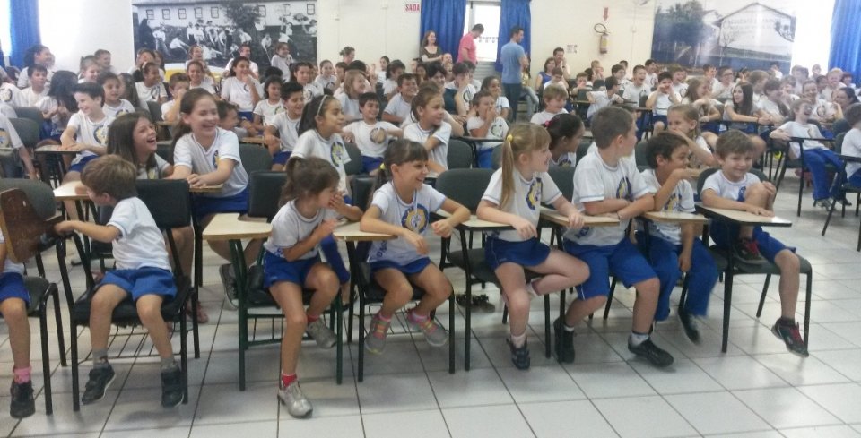 Ouvindo histórias pode-se viajar não apenas para outros países, mas também no passado, no futuro..