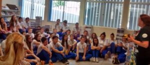 Ouvindo histórias pode-se viajar não apenas para outros países, mas também no passado, no futuro..