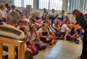 Ouvindo histórias pode-se viajar não apenas para outros países, mas também no passado, no futuro..