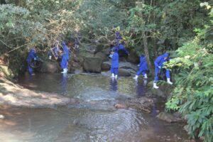Voluntários do Amigo Energia realizam limpeza de rio