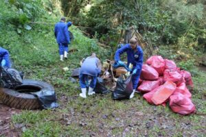Voluntários do Amigo Energia realizam limpeza de rio