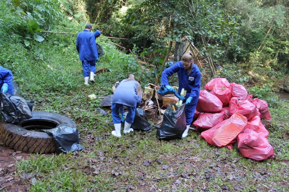 Voluntários do Amigo Energia realizam limpeza de rio