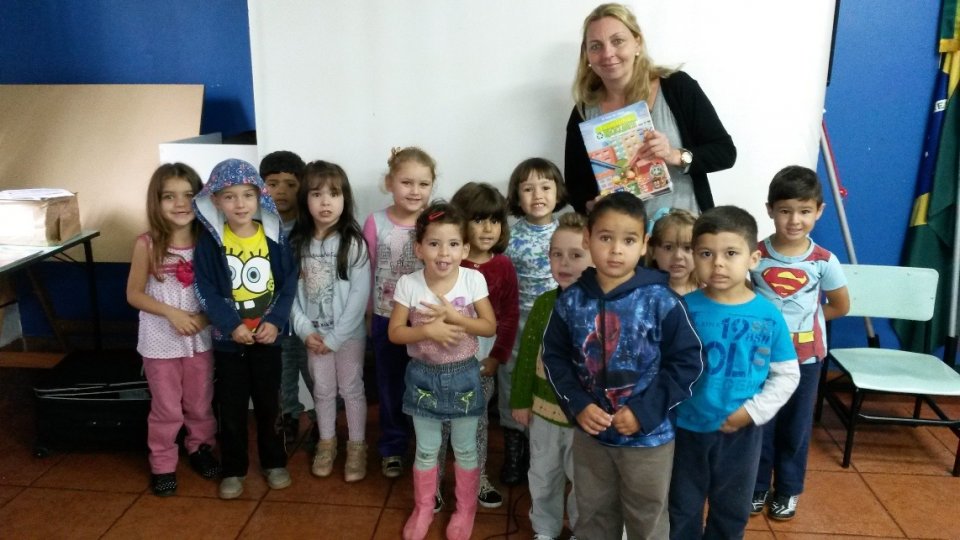 A Turminha da Reciclagem continua conscientizando alunos em diversas escolas