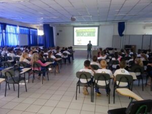 A Turminha da Reciclagem continua conscientizando alunos em diversas escolas