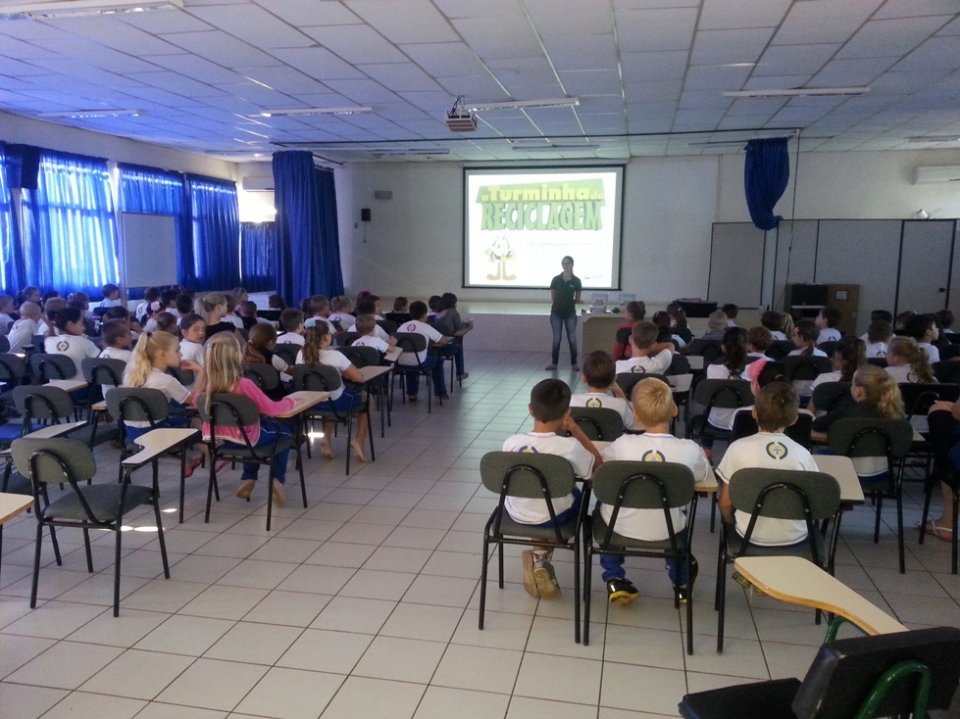 A Turminha da Reciclagem continua conscientizando alunos em diversas escolas