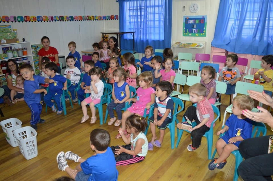 A Turminha da Reciclagem continua conscientizando alunos em diversas escolas