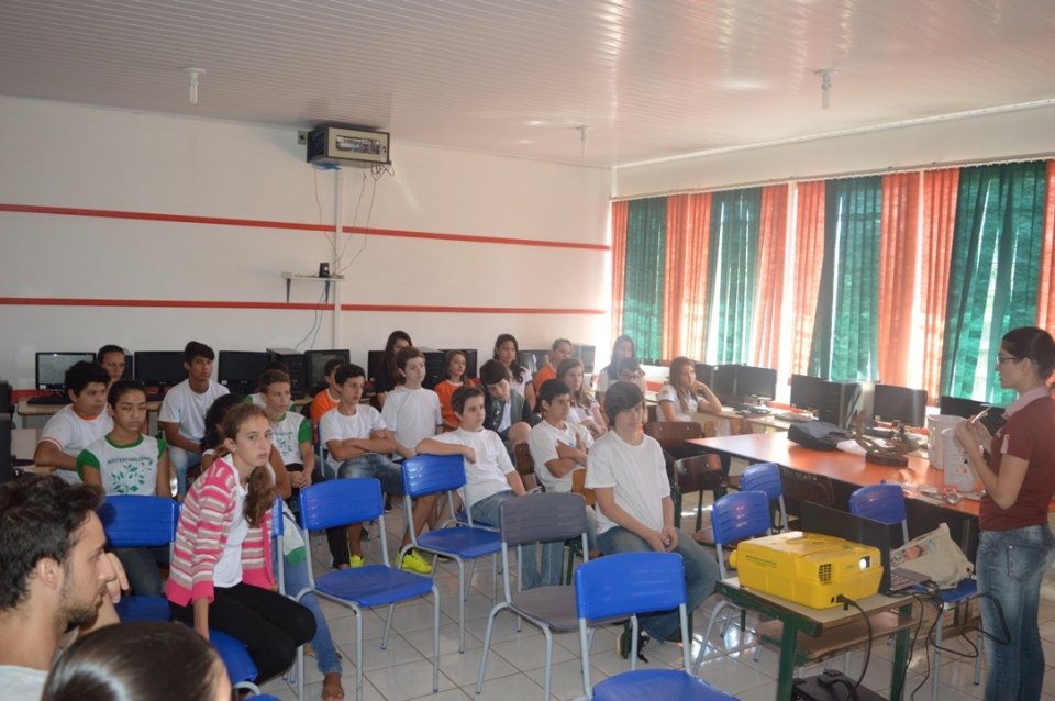 A Turminha da Reciclagem continua conscientizando alunos em diversas escolas