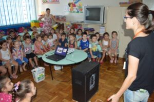 A Turminha da Reciclagem continua conscientizando alunos em diversas escolas