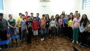 A Turminha da Reciclagem continua conscientizando alunos em diversas escolas