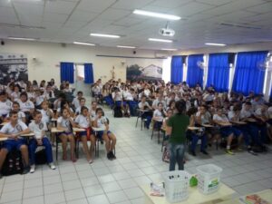 A Turminha da Reciclagem continua conscientizando alunos em diversas escolas