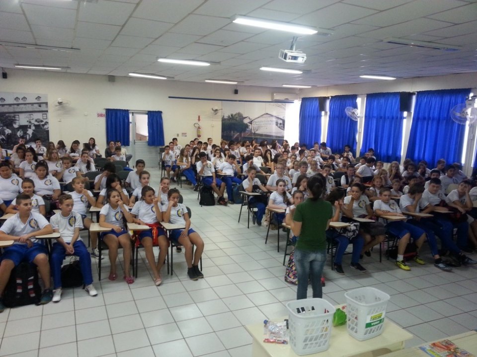 A Turminha da Reciclagem continua conscientizando alunos em diversas escolas