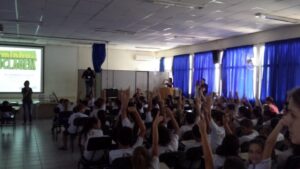 A Turminha da Reciclagem continua conscientizando alunos em diversas escolas