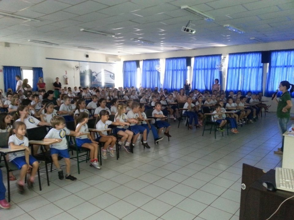 A Turminha da Reciclagem continua conscientizando alunos em diversas escolas