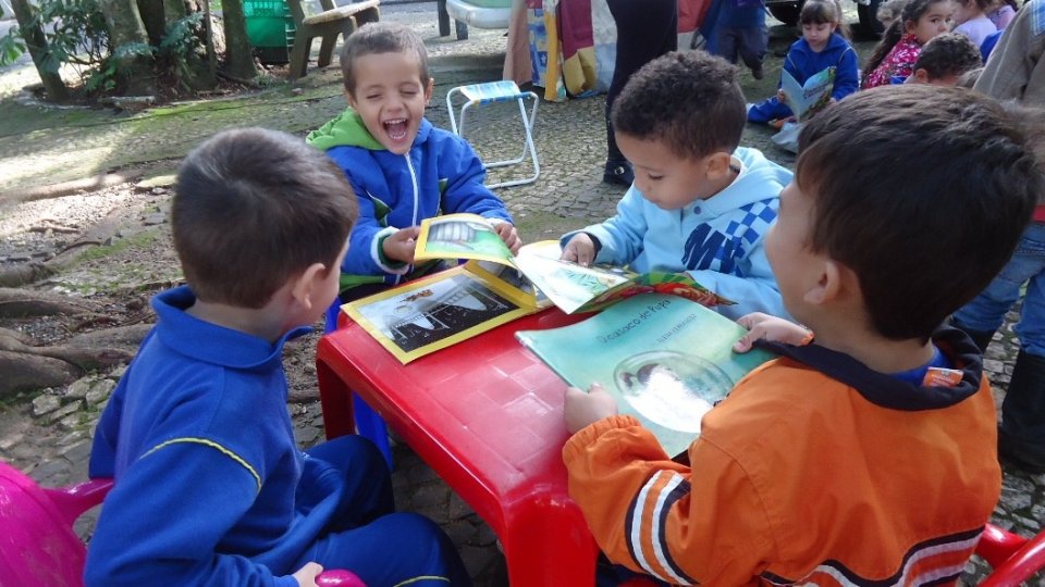 Eu vou contar uma história, agora preste atenção (...)