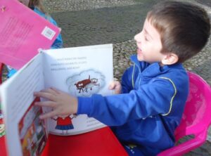 Eu vou contar uma história, agora preste atenção (...)