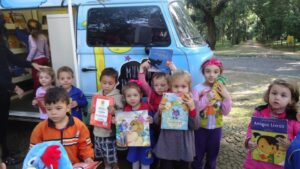 Eu vou contar uma história, agora preste atenção (...)