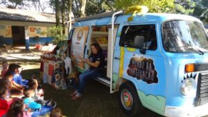 Eu vou contar uma história, agora preste atenção (...)