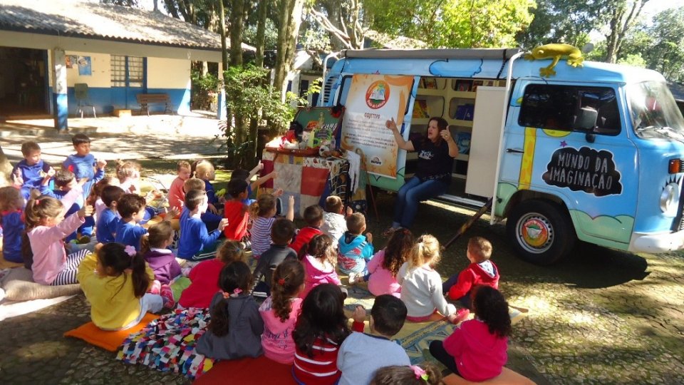 Eu vou contar uma história, agora preste atenção (...)