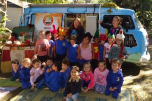 Eu vou contar uma história, agora preste atenção (...)