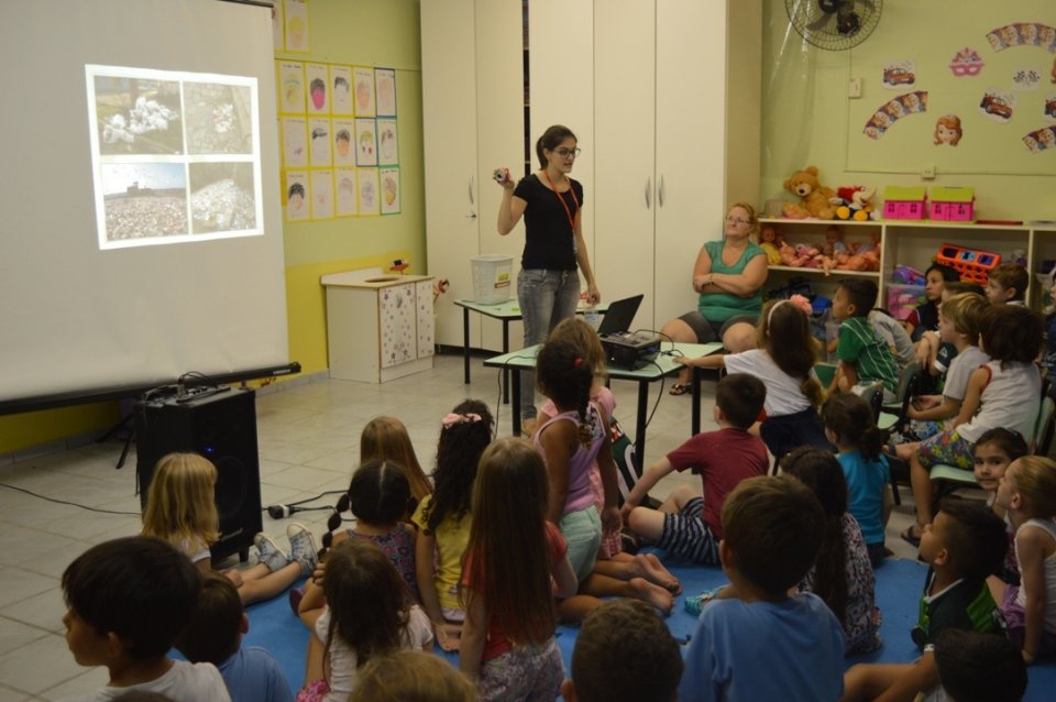 A Turminha da Reciclagem ensina divertindo