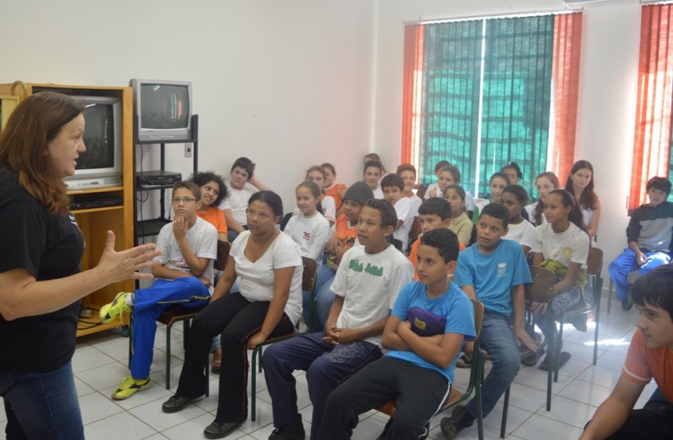 Roda de Leitura recebe contribuição de voluntários em atividades