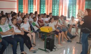 Roda de Leitura recebe contribuição de voluntários em atividades