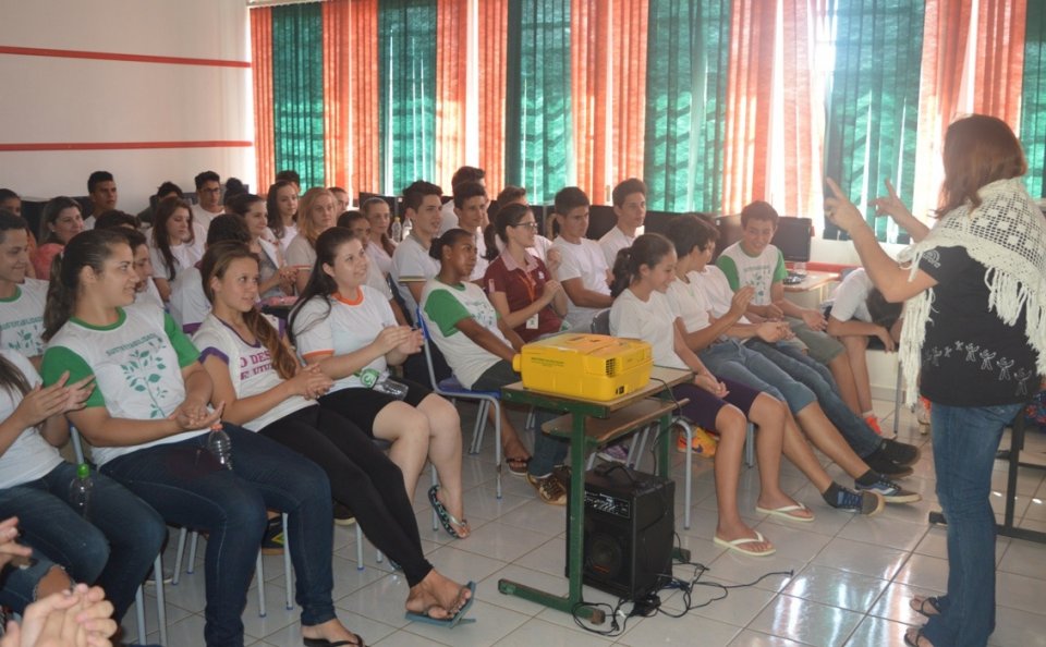 Roda de Leitura recebe contribuição de voluntários em atividades