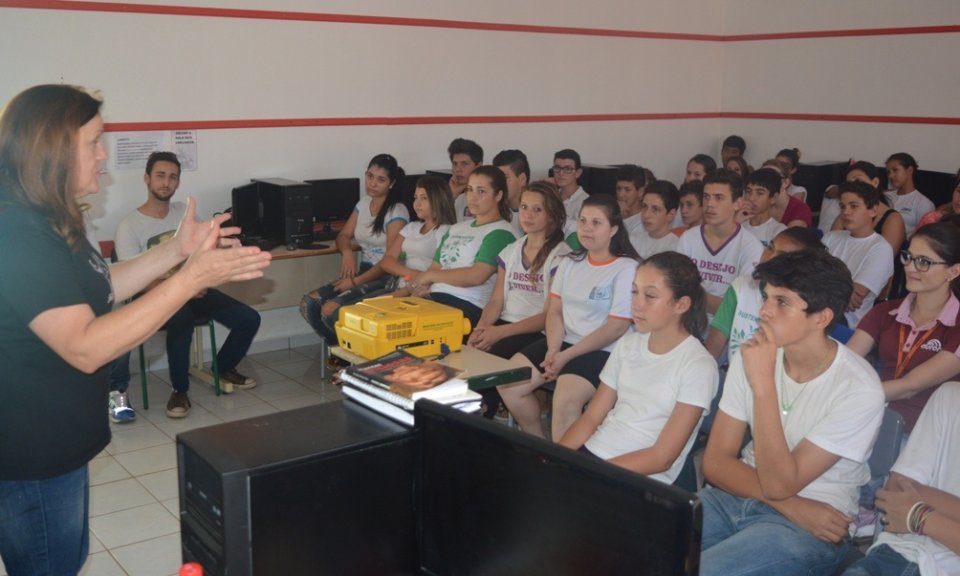 Roda de Leitura recebe contribuição de voluntários em atividades