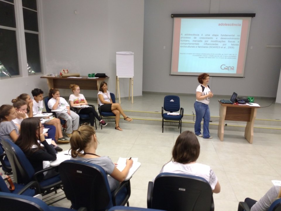 Vivendo Saúde realiza capacitação com alunos do Vozes do Corpo